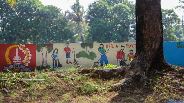 Mural di sepanjang Jalan Sindang Terusan, Kelurahan Rawa Badak Utara, Koja, Jakarta Utara mengajak masyarakat yang melintas untuk melestarikan lingkungan.