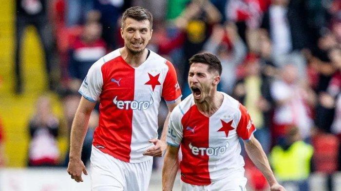 Ondrej Kudela saat bermain untuk SK Slavia Prague (kiri) pada unggahan Instagram @slaviapraha.
