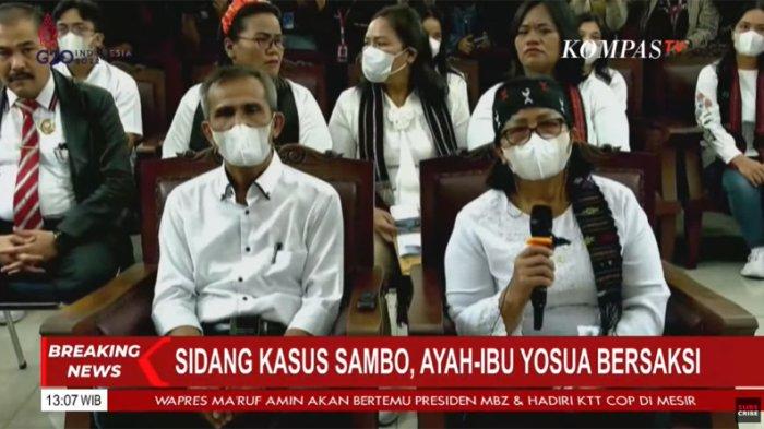 Orangtua Brigadir J, Samuel Hutabarat dan Rosti Simanjuntak di PN Jakarta Selatan, Selasa (1/11/2022).