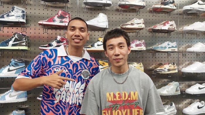 Owner Senikersku Evan kosasi (kanan) bersama sneakers enthusiast, Rayi Putra alias Rayi RAN, di gerai Senikersku, kawasan Tebet, Jakarta Selatan, Sabtu (3/12/2022). Senikersku hadir di Jakarta untuk memanjakan pecinta sneakers berbagai produk autentik dari brand ternama.