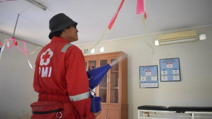 Palang Merah Indonesia (PMI) Kota Tangerang melakukan penyemprotan disinfektan menggunakan cairan Eco Enzim ke lokasi terdampak banjir, Senin (18/7/2022).