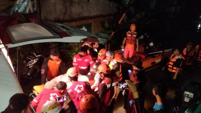 PMI Kota Tangerang mengevakuasi ibu hamil 9 bulan di kawasan Perumahan Puri Kartika, Kecamatan Ciledug, Kota Tangerang, Sabtu (16/7/2022) sekira pukul 05.30 WIB.