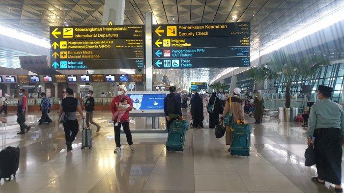 Pantauan pergerakan penumpang di Terminal 3 Bandara Soekarno-Hatta sudah mendekati normal sebelum pandemi Covid-19, Kamis (19/5/2022).