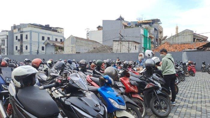 Parkir liar di sekitar pusat perbelanjaan Grand Indonesia Tanah Abang Jakarta Pusat, Rabu (7/12/2022).