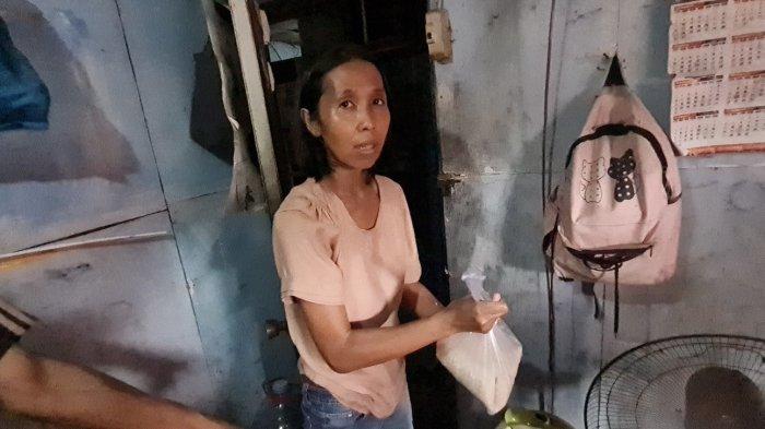 Pasangan suami istri Suheri dan Susana hidup miskin di permukiman padat penduduk di kawasan Tomang, Grogol Petamburan, Jakarta Barat pada Jumat (16/9/2022).