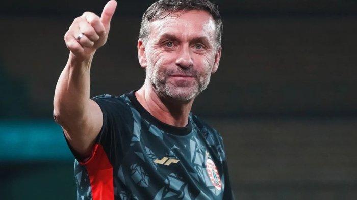Pelatih Persija Jakarta, Thomas Doll, memberi tanda jari jempol di sela latihan tim di Stadion Patriot Chandrabhaga, Bekasi, Jawa Barat, Jumat (16/9/2022). Latihan digelar sebagai persiapan jelang laga Persija Jakarta vs Madura United di stadion tersebut, Sabtu (17/9/2022) besok.Â