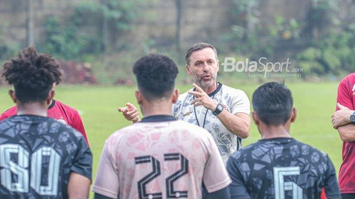 Pelatih Persija Jakarta, Thomas Doll, sedang memberikan intruksi kepada para pemainnya saat berlatih di Lapangan Nirwana Park, Sawangan, Jawa Barat, 20 Oktober 2022.
