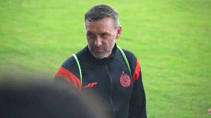 Pelatih Persija Jakarta Thomas Doll saat latihan para pemain