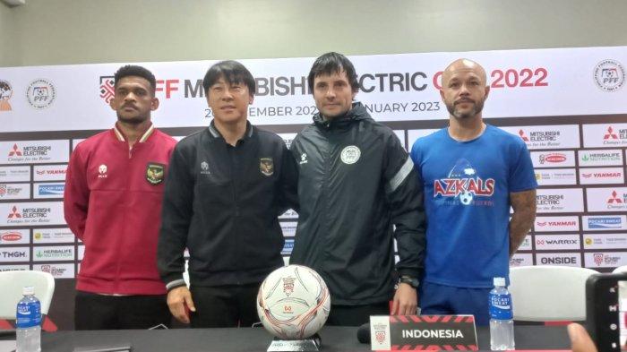 Pelatih Timnas Indonesia, Shin Tae-yong dan Ricky Kambuaya dalam sesi pre match conference, Minggu (1/1/2023).