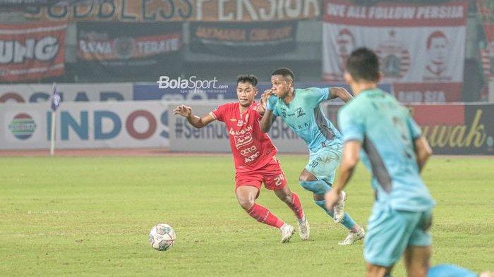 Pemain Persija Jakarta, Resky Fandi (kiri), sedang berebut dengan pilar Madura United bernama Hugo Gomes dalam laga pekan ke-10 Liga 1 2022 di Stadion Patriot Candrabhaga, Bekasi, Jawa Barat, 17 September 2022.