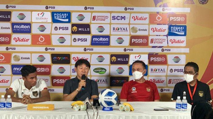 Kiri ke kanan, Pemain Timnas Indonesia U-19 Muhammad Ferrari, Pelatih Timnas Indonesia U-19 Shin Tae-yong, Ketua Umum PSSI Mochamad Iriawan, Manajer Timnas Indonesia U-19 Endri Erawan, saat konferensi pers usai pertandingan kontra Myanmar di fase Grup Piala AFF U-19 2022, Minggu (10/7/2022)