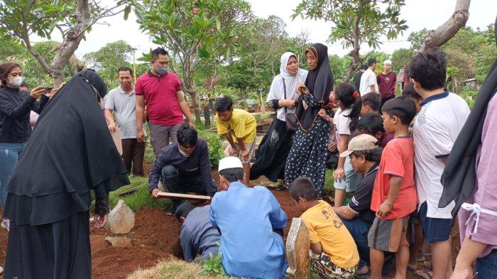 Pemakaman jenazah balita berinisial A (2) yang tewas dianiaya ibu kandung di TPU Wakaf Pulogebang, Kecamatan Cakung, Jakarta Timur, Rabu (25/1/2023).