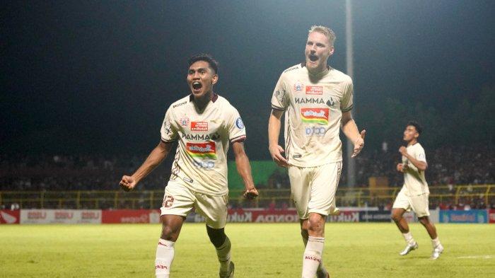 Pemian Persija Jakarta, Hanno Behrens (kanan) dan Frengky Missa (kiri) pada laga melawan PSM Makassar, Jumat (5/8/2022).