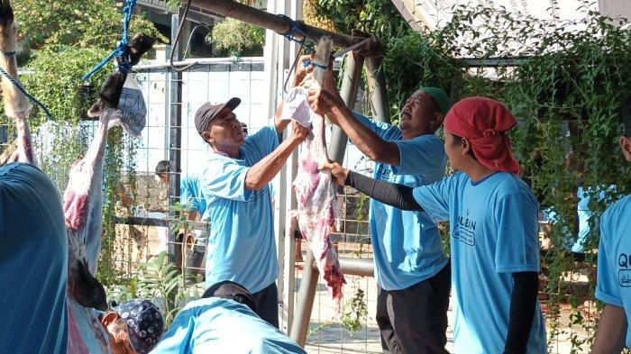 Pemotongan hewan kurban di Masjid Baiturrahman, Kelurahan Dukuh, Kramat Jati, Jakarta Timur, Minggu (10/7/2022).