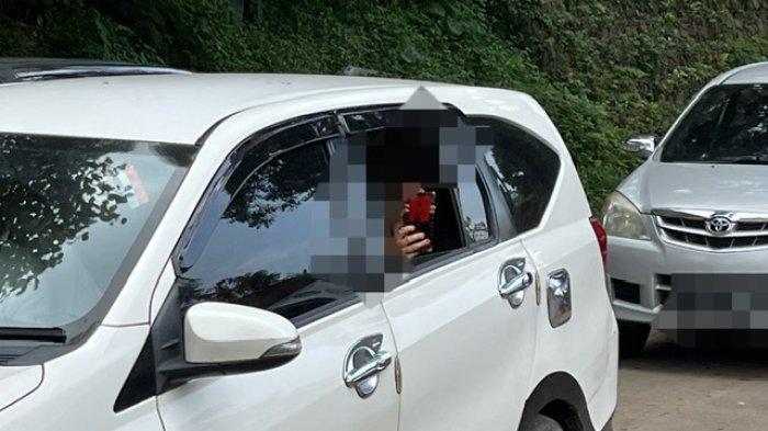 Sejumlah pengendara mengabadikan dasyatnya dampak longsor pasca-gempa Cianjur di kawasan Warung Sate Sintha, Jalan Raya Cipanas-Puncak, Cianjur, Jawa Barat, Senin (28/11/2022).