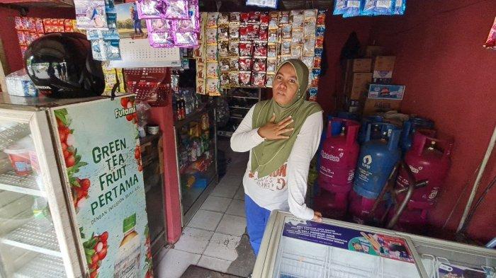 Penjual warung kelontong, Sri (38) sedih dan gemetar menceritakan seorang remaja tewas di seberang warungnya, di Sawah Besar, Sawah Besar, Jakarta Pusat pada Jumat (20/5/2022).