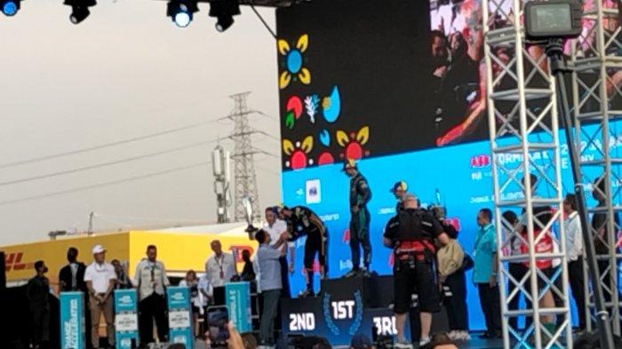 Penyerahan piala juara Jakarta E-Prix di Podium JIEC, Sabtu (4/6/2022). residen Joko Widodo dan Gubernur DKI Jakarta Anies Baswedan menyerahkan piala kepada juara ajang balap mobil listrik Formula E seri Jakarta E-Prix, Sabtu (4/6/2022).