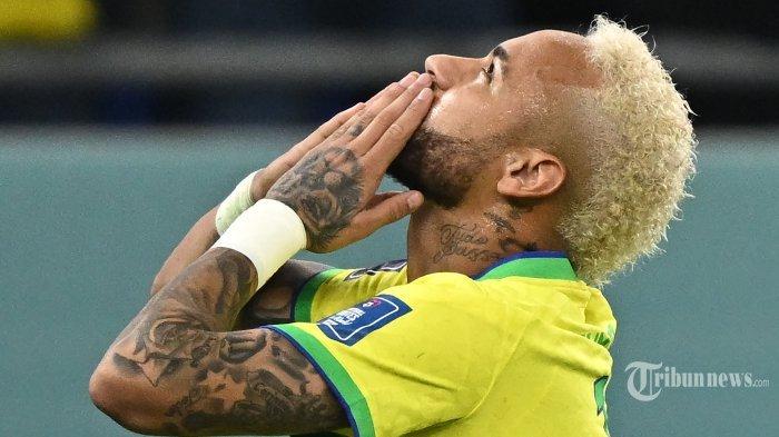 Penyerang Timnas Brasil, #10 Neymar melakukan selebrasi usai mencetak gol kedua timnya melalui titik penalti dalam laga sepak bola babak 16 besar Piala Dunia 2022 Qatar antara Brasil melawan Korea Selatan di Stadion 974, di Doha, Qatar, Senin (5/12/2022) waktu setempat. AFP/MANAN VATSYAYANA
