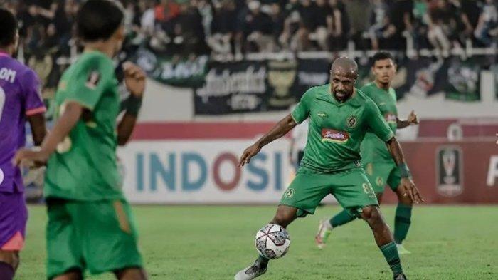Penyerang gaek, Boaz Solossa memperkuat PSS Sleman dalam laga kontra Persita Tangerang di Piala Presiden 2022. Boaz Solossa bahkan membuat PSS Sleman unggul atas Persib Bandung di babak perempat final Piala Presiden 2022, Jumat (1/7/2022).