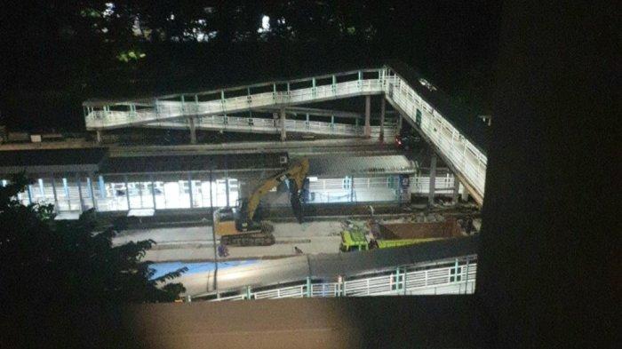 Perbaikan jalur Transjakarta di Jalan Perintis Kemerdekaan, Pulogadung, Jakarta Timur
