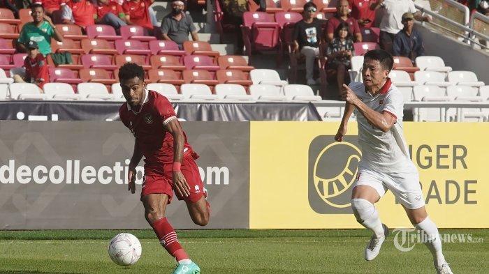 Pesepak bola Indonesia Yakob Sayuri mencoba melewati pemain Vietnam pada pertandingan semifinal leg I Piala AFF di Stadion Utama Gelora Bung Karno (SUGBK) Jakarta, Jumat (6/1/2023). Timnas Indonesia sementara bermain imbang dengan vietnam dibabak pertama.