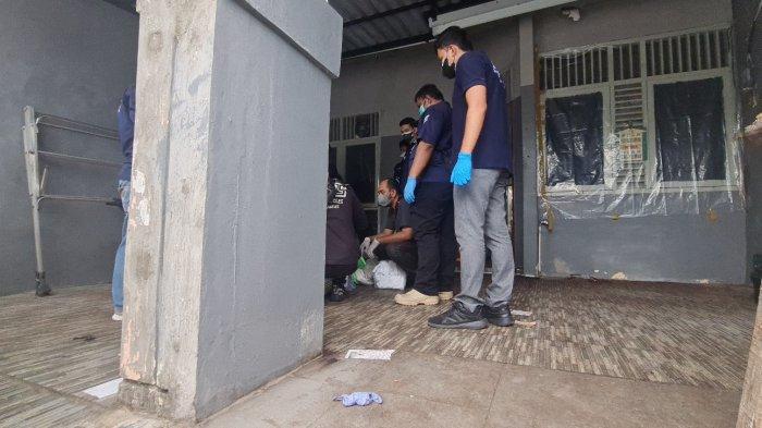 Sejumlah petugas dari Labfor Polda Metro Jaya berada di dalam rumah penemuan mayat satu keluarga di Perumahan Citra Garden Satu Extension di Kalideres, Jakarta Barat pada Minggu (13/11/2022).