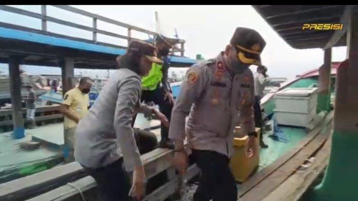 Plt. Kapolres Pelabuhan Tanjung Priok Kompol Yunita Natalia Rungkat bergerak menyusuri perahu-perahu nelayan yang bersandar di dermaga pesisir Kalibaru dalam rangka mengimbau soal keamanan dan ketertiban masyarakat.