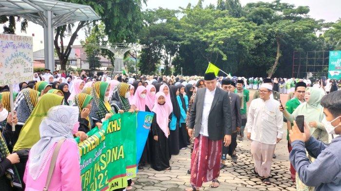 Plt Wali Kota Bekasi Tri Adhianto saat menggelar apel Akbar di alun-alun M. Hasibuan dalam peringatan Hari Santri Nasional, Sabtu (22/10/2022).