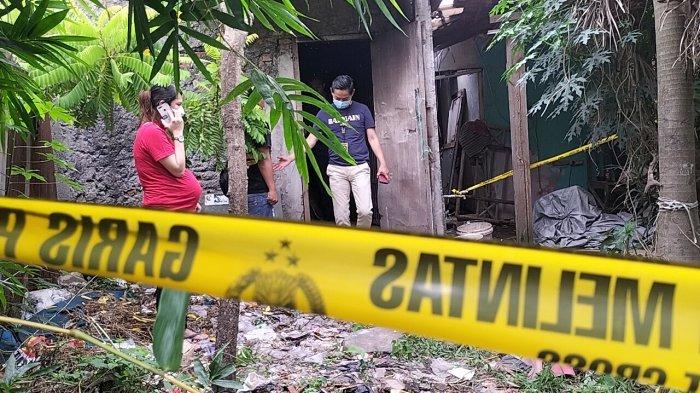 Polisi di TKP Penemuan jasad juragan sembako di Jalan Mustikasari, Pengasinan, Kota Bekasi, Jumat (11/11/2022).