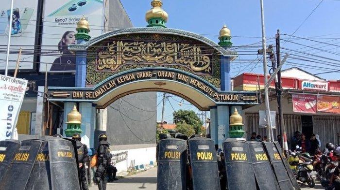 Petugas gabungan dari Polda Jatim dan Polres Jombang melakukan upaya jemput paksa anak pengasuh Pondok Pesantren Shiddiqiyyah, Moch Subchi Azal Tzani (42) alias Mas Bechi, DPO tersangka kasus pencabulan santriwati yang sembunyi di Pondok Pesantren Shiddiqiyyah Jombang milik ayahnya, pada Kamis (7/7/2022).