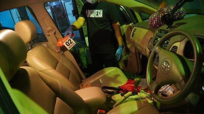 Polisi melakukan olah TKP pembunuhan di dalam mobil yang digunakan pelaku mengeksekusi korban yang merupakan kakeknya sendiri di Yogyakarta.