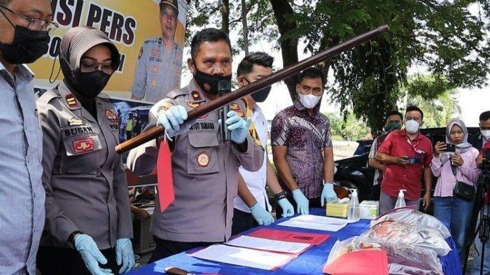 Jumpa pers di Polres Lombok Tengah kasus pembunuhan 2 begal ditemukan di jalan Desa Ganti.