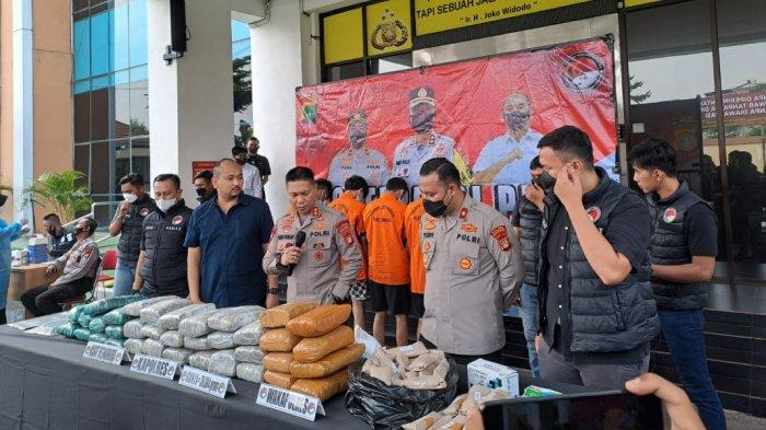 Polres Tangerang Selatan membongkar peredaran narkotika jenis daun ganja kering di kawasan Cipinang Besar Selatan, Kecamatan Jatinegara, Jakarta Timur senilai Rp 350 juta, Rabu (20/7/2022).