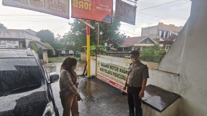 Polsek Cikarang Barat saat cek TKP pencurian sepeda motor di Alfamart, Kabupaten Bekasi, Senin (7/11/2022).