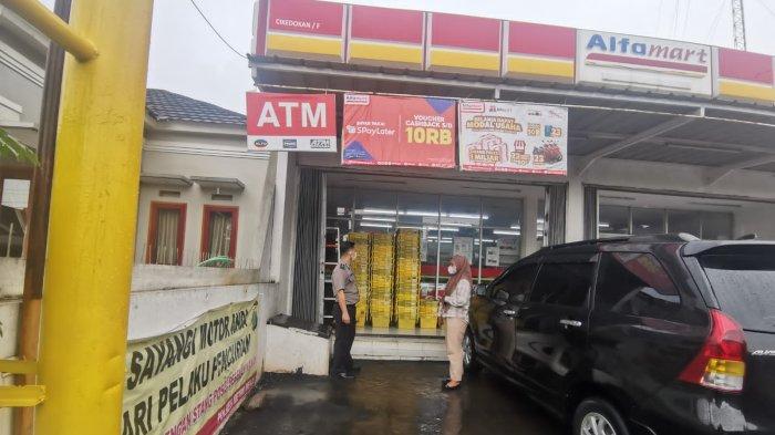 Polsek Cikarang Barat saat cek TKP pencurian sepeda motor di Alfamart, Kabupaten Bekasi, Senin (7/11/2022).