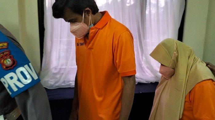 Pasangan suami istri (pasutri) yang ditetapkan sebagai tersangka kasus penipuan modus menggadaikan mobil sewaan saat dihadirkan di Polsek Pesanggrahan, Jakarta Selatan, Senin (27/6/2022).