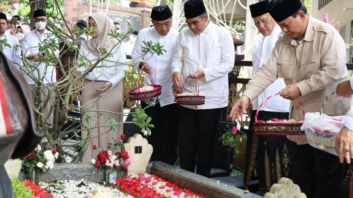 Prabowo Subianto nyekar di makam Gus Dur di Ponpes Tebuireng, Jawa Timur, Rabu (4/5/2022).