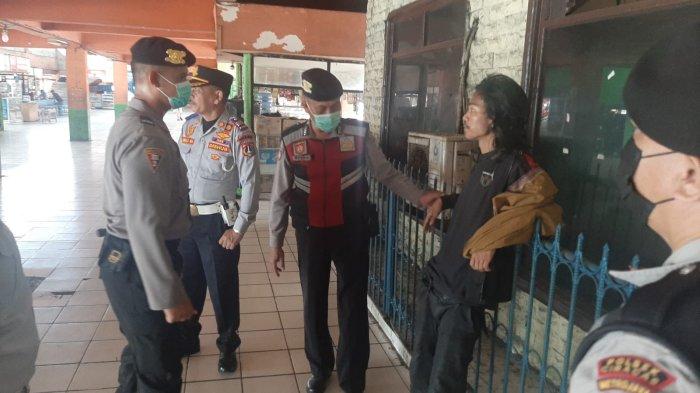Petugas Polsek Ciracas dan Polres Metro Jakarta Timur saat melakukan operasi cipta kondisi di Terminal Kampung Rambutan, Selasa (15/11/2022). Empat preman yang diduga kerap melakukan pemalakan terhadap penumpang, diamankan dalam operasi tersebut.