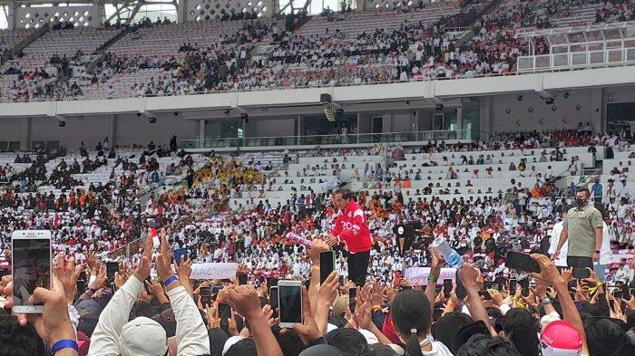 Presiden Joko Widodo saat berpidato di depan relawannya yang memadati Stadion Utama Gelora Bung Karno (SUGBK), Tanah Abang, Jakarta Pusat, Sabtu (26/11/2022).