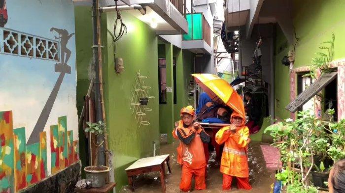 Proses evakuasi pemuda warga Kebon Pala yang sakit menggunakan keranda, Jatinegara, Jakarta Timur, Sabtu (16/7/2022).