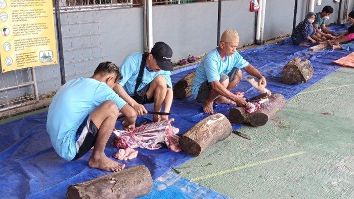 Proses pemotongan daging hewan kurban di Masjid Baiturrahman, Bumi Harapan Permai, Kramat Jati, Jakarta Timur, Minggu (10/7/2022).