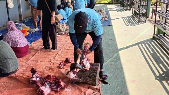 Proses pemotongan daging hewan kurban di Masjid Baiturrahman, Bumi Harapan Permai, Kramat Jati, Jakarta Timur, Minggu (10/7/2022).