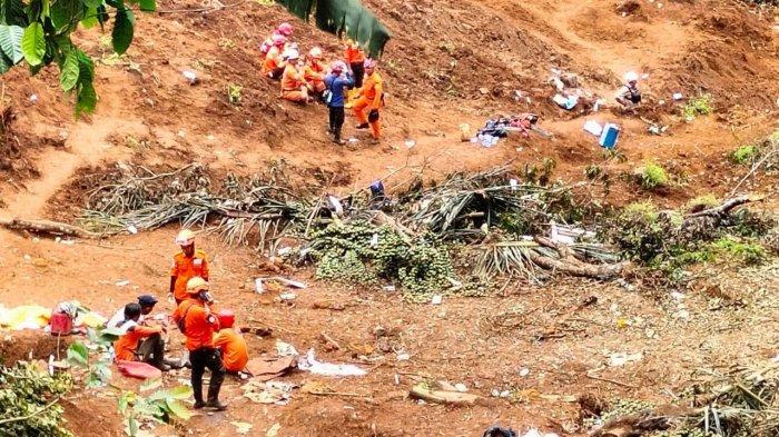 Proses pencarian korban longsor di Jalan Cipanas-Puncak, Cugenang, Cianjur, Jawa Barat, Sabtu (26/11/2022).