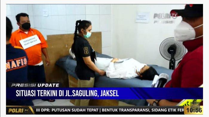 Rekonstruksi pembunuhan Brigadir J. Adegan Putri Candrawati berbaring didampingi Asisten Rumah Tangga, Kuat Maruf, dan Bripka RR di TKP pertama, rumah pribadi JL Saguling III, Jakarta Selatan.