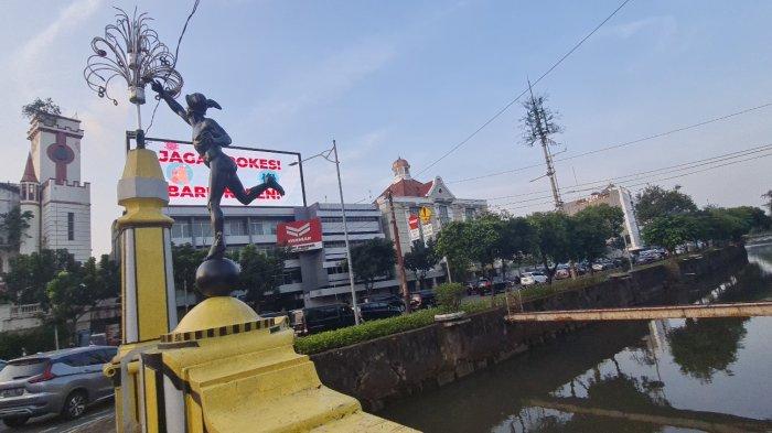 Replika Patung Dewa Hermes di atas Jembatan Perempatan Harmoni, Gambir, Jakarta Pusat pada Rabu (22/6/2022).