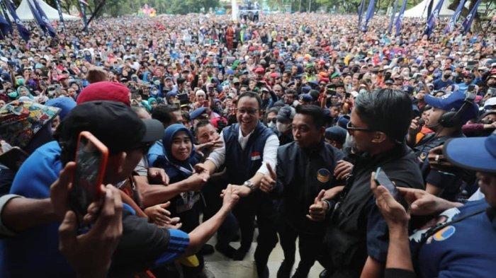 Ribuan warga menghadiri acara silaturahmi kebangsaan bersama calon presiden Anies Baswedan yang digagas Partai NasDem di Kabupaten Pangkajene dan Kepulauan (Pangkep), Sulawesi Selatan, Minggu (11/12/2022).