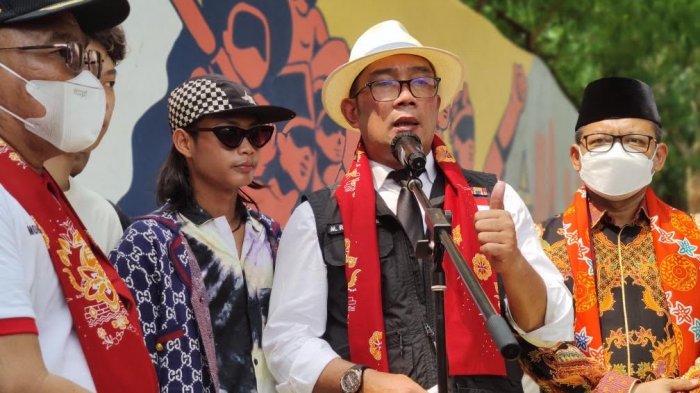 Gubernur Jawa Barat Ridwan Kamil (mengenakan topi putih) memberikan keterangan pada awak media dalam peresmian Situ Rawa Kalong, Cimanggis, Kota Depok, Jumat (5/8/2022).