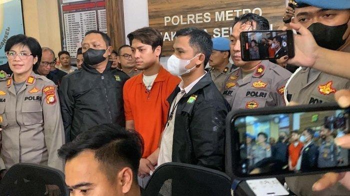 Rizky Billar saat dihadirkan dalam jumpa pers di Polres Metro Jakarta Selatan, Kamis (13/10/2022).