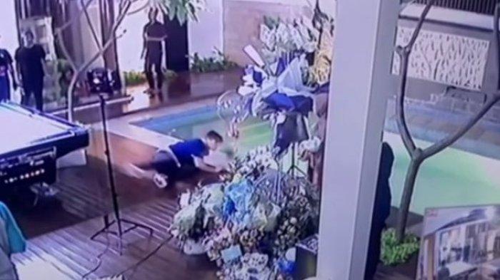Rizky Billar lempar Lesti Kejora pakai bola billiard.