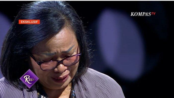 Ibunda Brigadir J, Rosti Simanjuntak saat menjadi narasumber acara Rosi Kompas TV. Di acara itu, ia menceritakan saat kedatangan Brigjen Hendra Kurniawan dan beberapa polisi yang disebutnya sebagai gerombolan ke rumahnya usai pemakaman ajudan Ferdy Sambo.